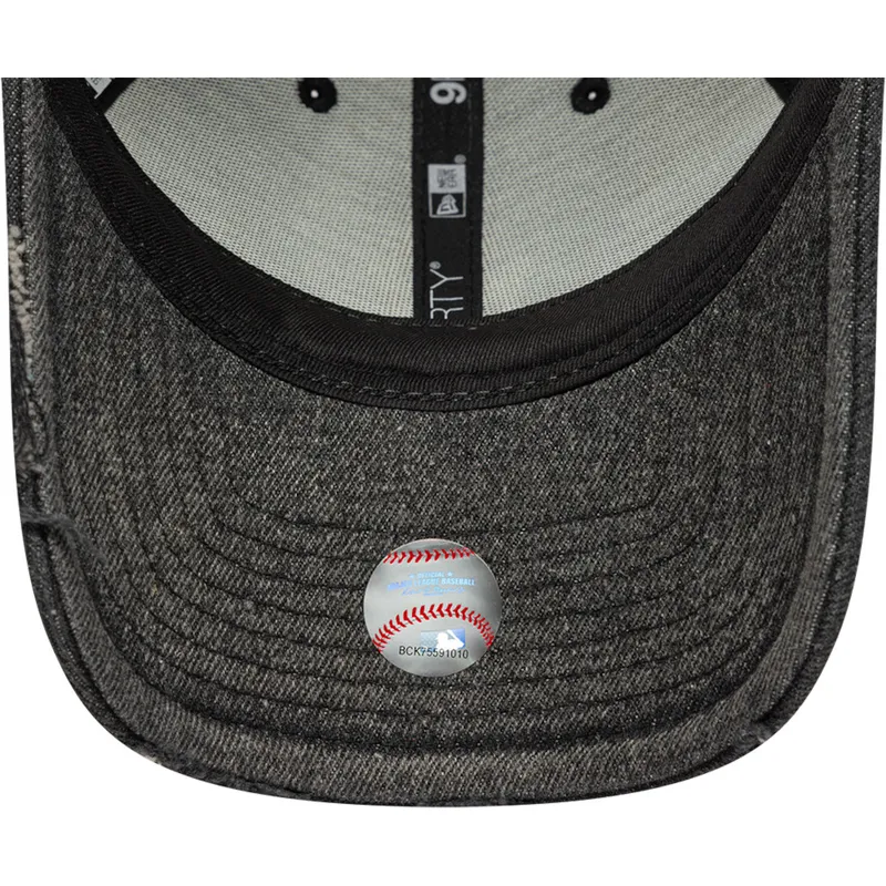 sort-justerbar-kurvet-kasket-9forty-acid-wash-denim-fra-new-york-yankees-mlb-fra-new-era