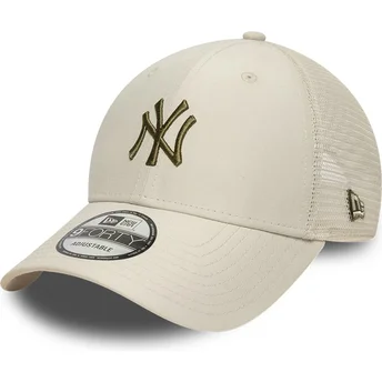Beige justerbar trucker-kasket med grønt logo 9FORTY Homefield Midi fra New York Yankees MLB fra New Era