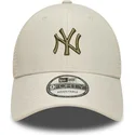 beige-justerbar-trucker-kasket-med-gront-logo-9forty-homefield-midi-fra-new-york-yankees-mlb-fra-new-era