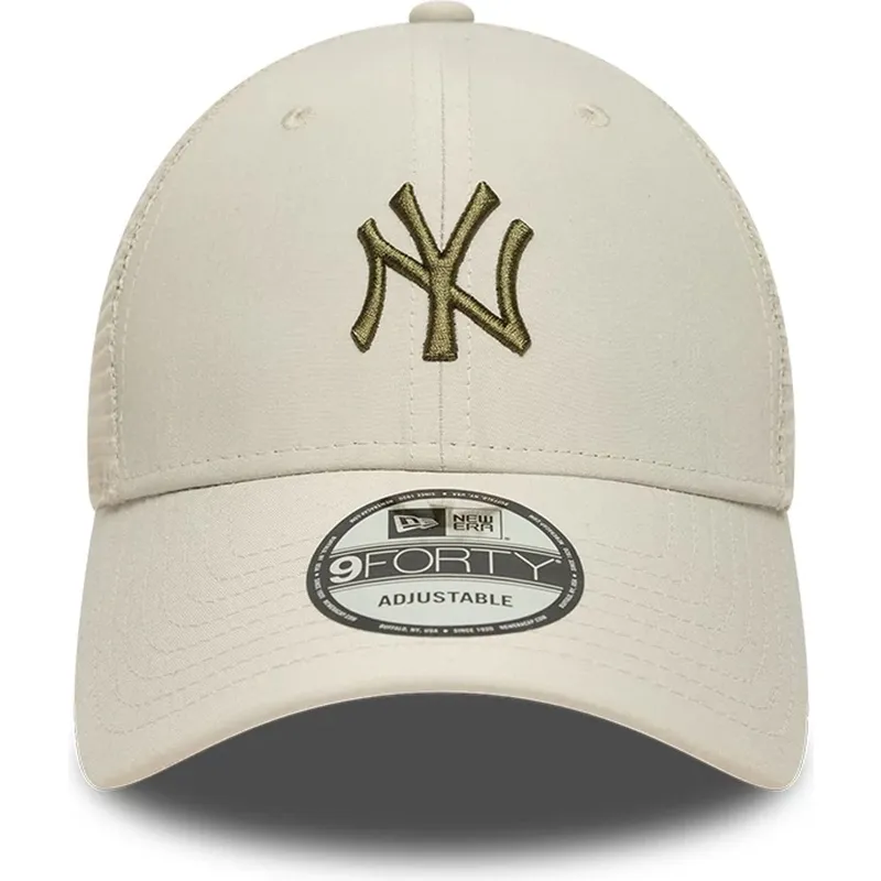beige-justerbar-trucker-kasket-med-gront-logo-9forty-homefield-midi-fra-new-york-yankees-mlb-fra-new-era