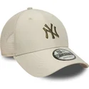 beige-justerbar-trucker-kasket-med-gront-logo-9forty-homefield-midi-fra-new-york-yankees-mlb-fra-new-era