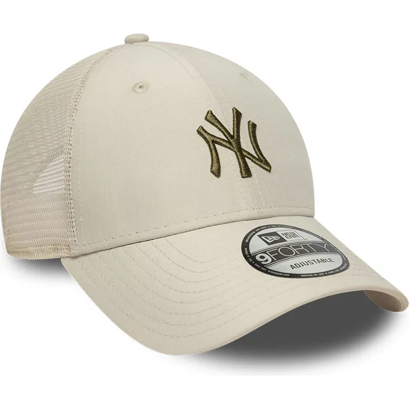beige-justerbar-trucker-kasket-med-gront-logo-9forty-homefield-midi-fra-new-york-yankees-mlb-fra-new-era