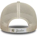 beige-justerbar-trucker-kasket-med-gront-logo-9forty-homefield-midi-fra-new-york-yankees-mlb-fra-new-era