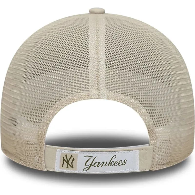 beige-justerbar-trucker-kasket-med-gront-logo-9forty-homefield-midi-fra-new-york-yankees-mlb-fra-new-era