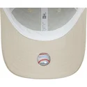 beige-justerbar-trucker-kasket-med-gront-logo-9forty-homefield-midi-fra-new-york-yankees-mlb-fra-new-era