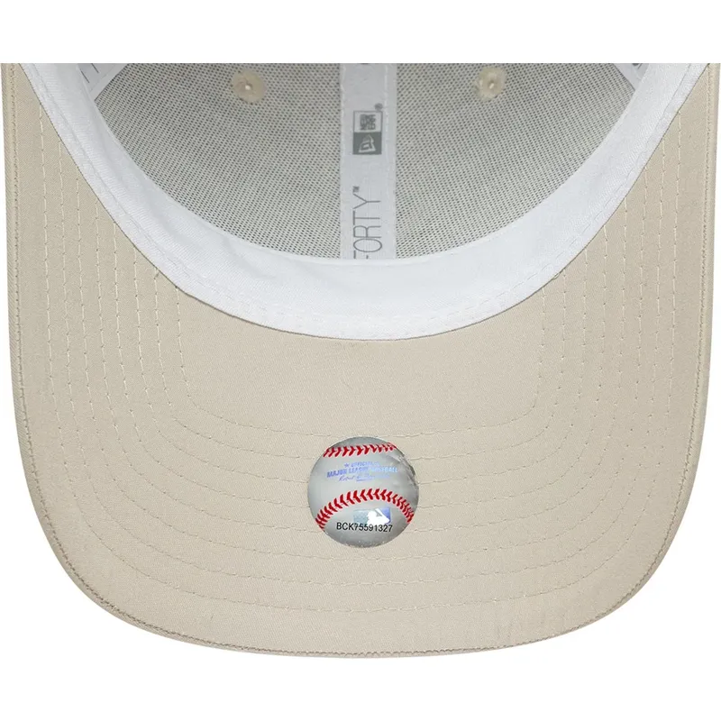 beige-justerbar-trucker-kasket-med-gront-logo-9forty-homefield-midi-fra-new-york-yankees-mlb-fra-new-era