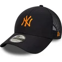 justerbar-marinebla-trucker-kasket-med-orange-logo-9forty-homefield-midi-fra-new-york-yankees-mlb-fra-new-era