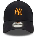 justerbar-marinebla-trucker-kasket-med-orange-logo-9forty-homefield-midi-fra-new-york-yankees-mlb-fra-new-era