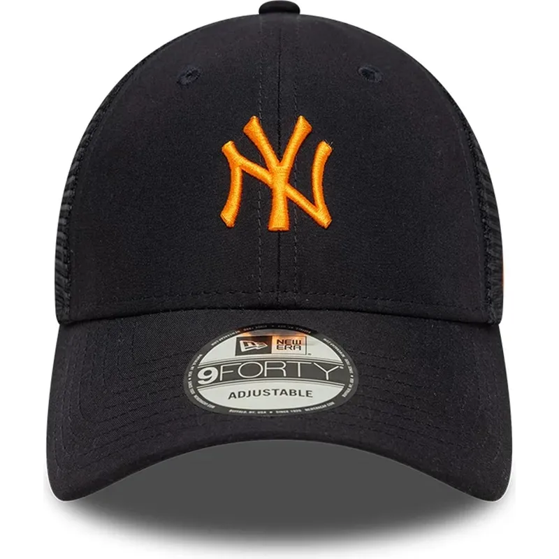 justerbar-marinebla-trucker-kasket-med-orange-logo-9forty-homefield-midi-fra-new-york-yankees-mlb-fra-new-era