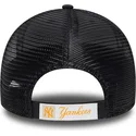 justerbar-marinebla-trucker-kasket-med-orange-logo-9forty-homefield-midi-fra-new-york-yankees-mlb-fra-new-era