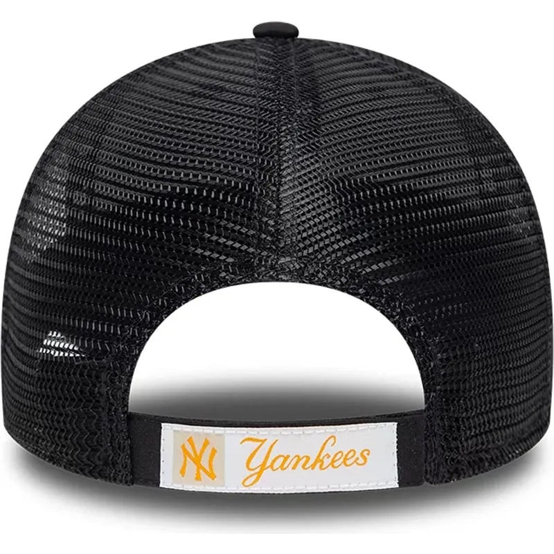justerbar-marinebla-trucker-kasket-med-orange-logo-9forty-homefield-midi-fra-new-york-yankees-mlb-fra-new-era
