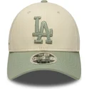 beige-og-gron-buet-kasket-snapback-med-gront-logo-9forty-m-crown-side-script-fra-los-angeles-dodgers-mlb-fra-new-era
