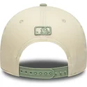beige-og-gron-buet-kasket-snapback-med-gront-logo-9forty-m-crown-side-script-fra-los-angeles-dodgers-mlb-fra-new-era