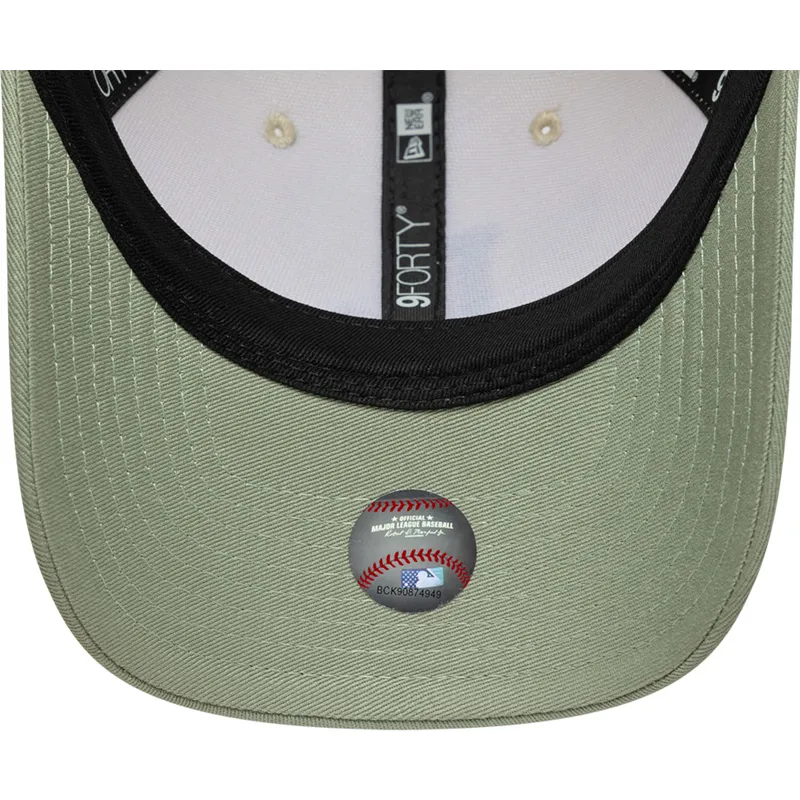 beige-og-gron-buet-kasket-snapback-med-gront-logo-9forty-m-crown-side-script-fra-los-angeles-dodgers-mlb-fra-new-era