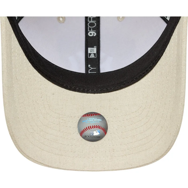gorra-curva-beige-snapback-9forty-m-crown-linen-de-new-york-yankees-mlb-de-new-era