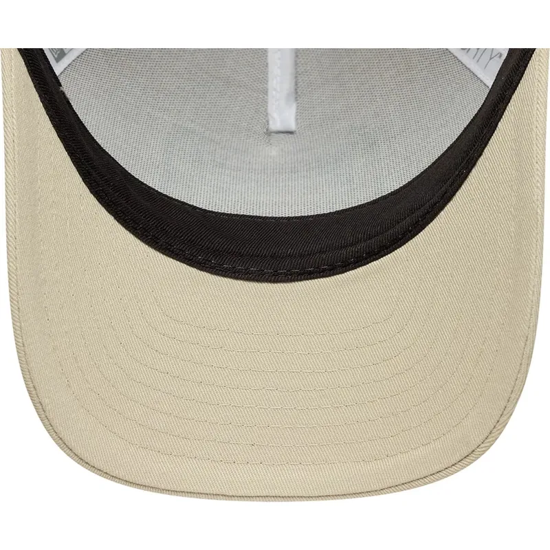 beige-trucker-kasket-9forty-m-crown-a-frame-multi-patch-fra-new-era