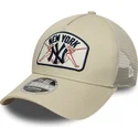 beige-trucker-kasket-9forty-m-crown-a-frame-new-york-yankees-mlb-fra-new-era