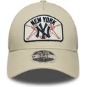 beige-trucker-kasket-9forty-m-crown-a-frame-new-york-yankees-mlb-fra-new-era