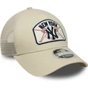 beige-trucker-kasket-9forty-m-crown-a-frame-new-york-yankees-mlb-fra-new-era
