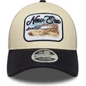 beige-og-marinebla-trucker-kasket-9forty-m-crown-a-frame-fra-new-era