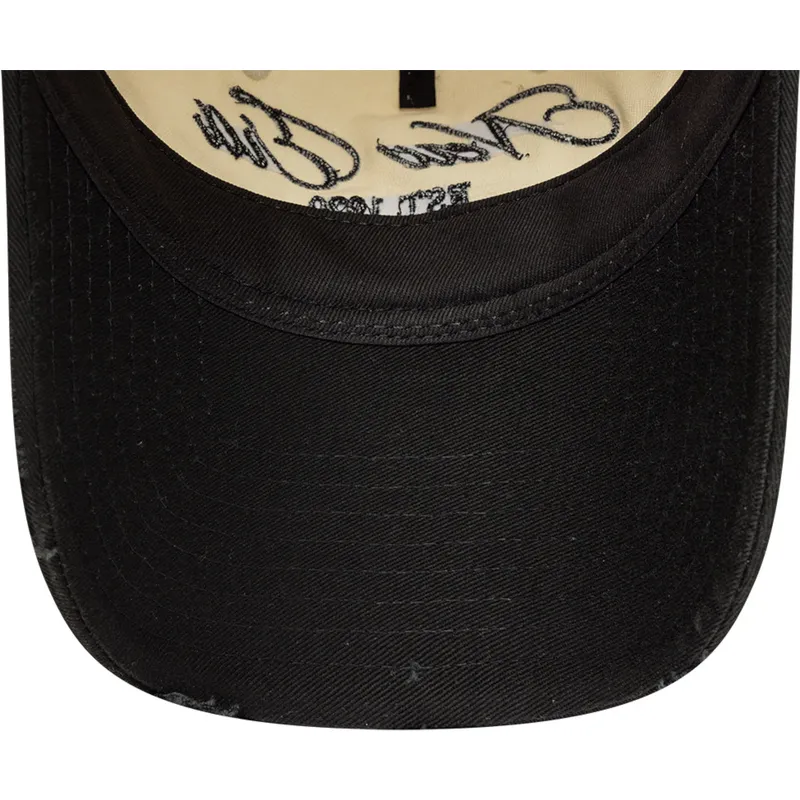 buet-beige-og-sort-justerbar-kasket-9twenty-wash-distress-a-frame-fra-new-era