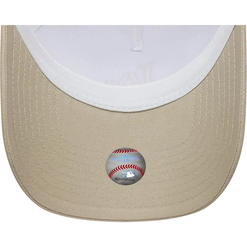 beige-og-hvid-trucker-kasket-med-beige-logo-a-frame-league-essential-fra-los-angeles-dodgers-mlb-fra-new-era