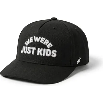 Sort snapback-kasket med buet skygge Just Kids Outline The Retro fra Homenage