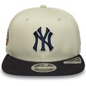 beige-flad-snapback-kasket-med-marineblat-logo-9fifty-original-fit-world-series-fra-new-york-yankees-mlb-fra-new-era
