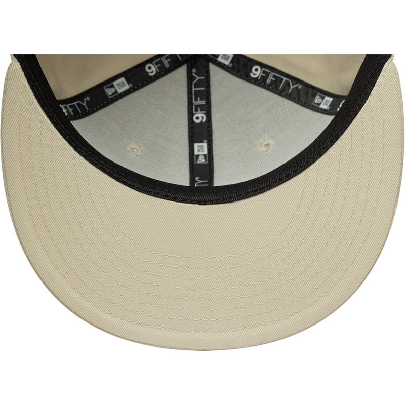 beige-flad-kasket-snapback-med-hvidt-logo-9fifty-league-essential-fra-new-york-yankees-mlb-fra-new-era