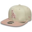 beige-flad-snapback-kasket-med-lyserodt-logo-9fifty-original-fit-world-series-patch-fra-los-angeles-dodgers-mlb-fra-new-era