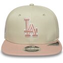 beige-flad-snapback-kasket-med-lyserodt-logo-9fifty-original-fit-world-series-patch-fra-los-angeles-dodgers-mlb-fra-new-era