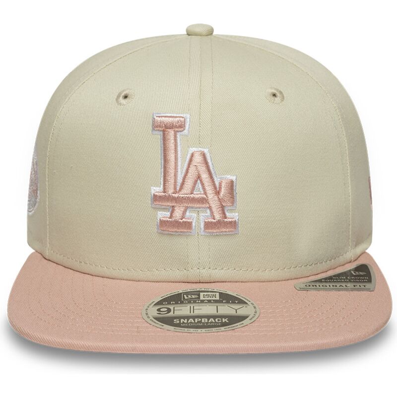 beige-flad-snapback-kasket-med-lyserodt-logo-9fifty-original-fit-world-series-patch-fra-los-angeles-dodgers-mlb-fra-new-era