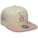beige-flad-snapback-kasket-med-lyserodt-logo-9fifty-original-fit-world-series-patch-fra-los-angeles-dodgers-mlb-fra-new-era