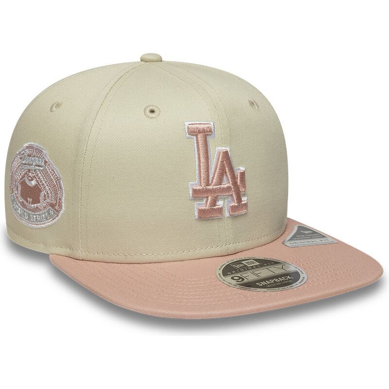 beige-flad-snapback-kasket-med-lyserodt-logo-9fifty-original-fit-world-series-patch-fra-los-angeles-dodgers-mlb-fra-new-era