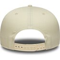 beige-flad-snapback-kasket-med-lyserodt-logo-9fifty-original-fit-world-series-patch-fra-los-angeles-dodgers-mlb-fra-new-era