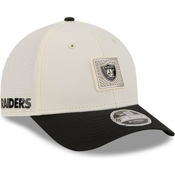 Beige og sort buet kasket snapback 9FORTY M-Crown Training Pack 2026 fra Las Vegas Raiders NFL fra New Era