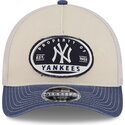 beige-og-marinebla-trucker-kasket-9forty-m-crown-a-frame-fray-fra-new-york-yankees-mlb-fra-new-era
