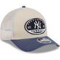 beige-og-marinebla-trucker-kasket-9forty-m-crown-a-frame-fray-fra-new-york-yankees-mlb-fra-new-era