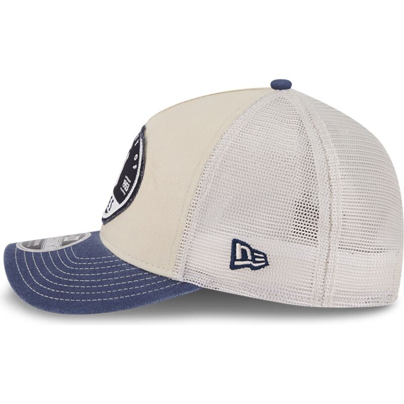 beige-og-marinebla-trucker-kasket-9forty-m-crown-a-frame-fray-fra-new-york-yankees-mlb-fra-new-era