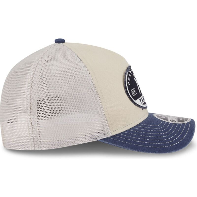 beige-og-marinebla-trucker-kasket-9forty-m-crown-a-frame-fray-fra-new-york-yankees-mlb-fra-new-era