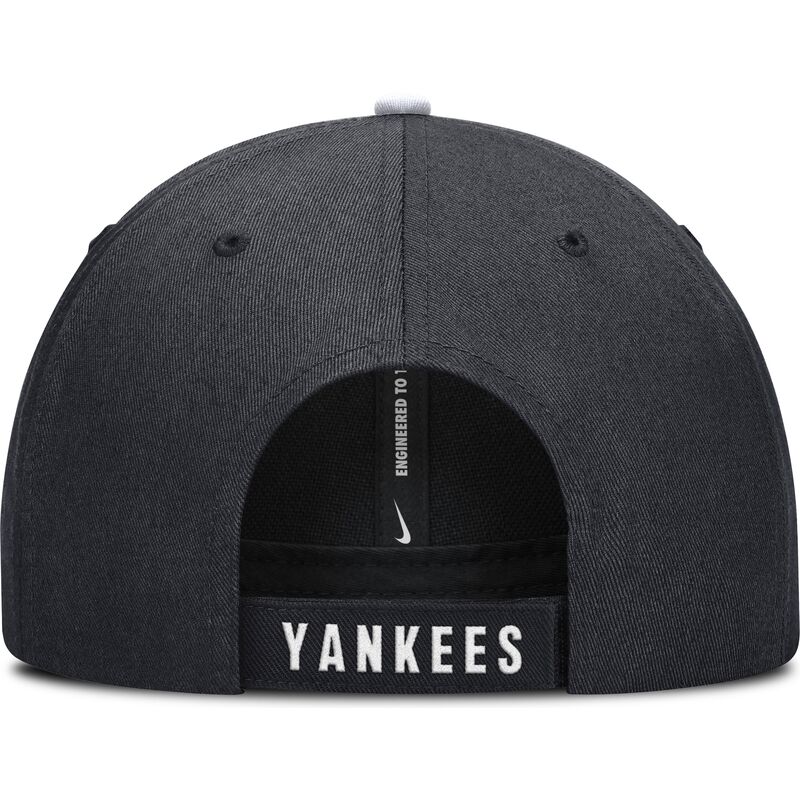 justerbar-marinebla-buet-kasket-til-dreng-dri-fit-club-structured-fra-new-york-yankees-mlb-fra-nike
