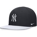flad-kasket-marinebla-og-hvid-snapback-til-dreng-dri-fit-pro-structured-square-bill-fra-new-york-yankees-mlb-fra-nike