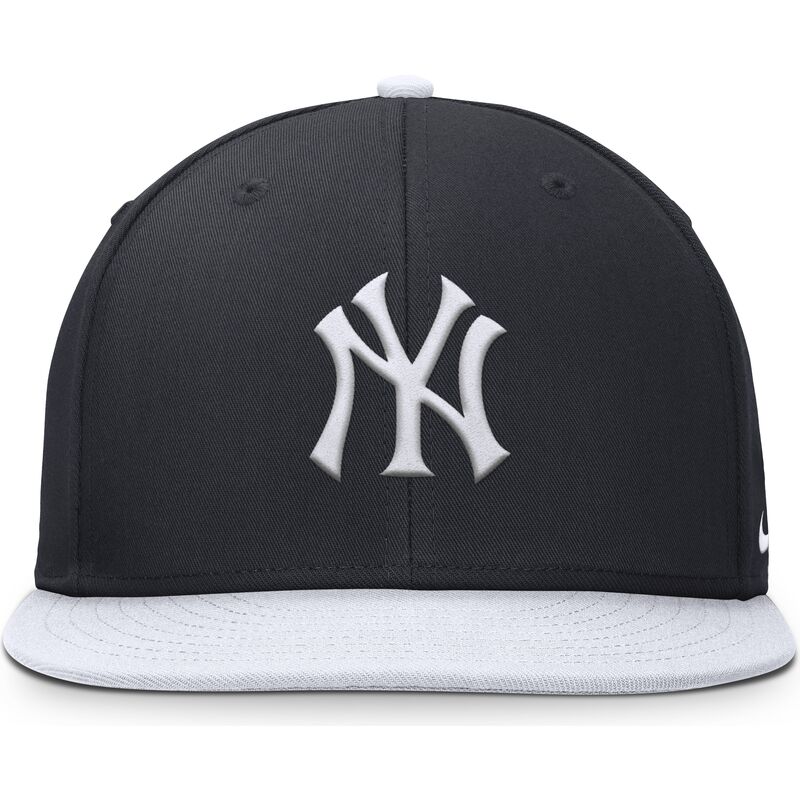 flad-kasket-marinebla-og-hvid-snapback-til-dreng-dri-fit-pro-structured-square-bill-fra-new-york-yankees-mlb-fra-nike flad-kasket-marinebla-og-hvid-snapback-til-dreng-dri-fit-pro-structured-square-bill-fra-new-york-yankees-mlb-fra-nike