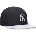 flad-kasket-marinebla-og-hvid-snapback-til-dreng-dri-fit-pro-structured-square-bill-fra-new-york-yankees-mlb-fra-nike