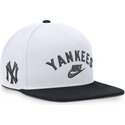 hvid-og-marinebla-flad-snapback-kasket-cooperstown-dri-fit-pro-structured-square-bill-fra-new-york-yankees-mlb-fra-nike