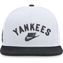 hvid-og-marinebla-flad-snapback-kasket-cooperstown-dri-fit-pro-structured-square-bill-fra-new-york-yankees-mlb-fra-nike