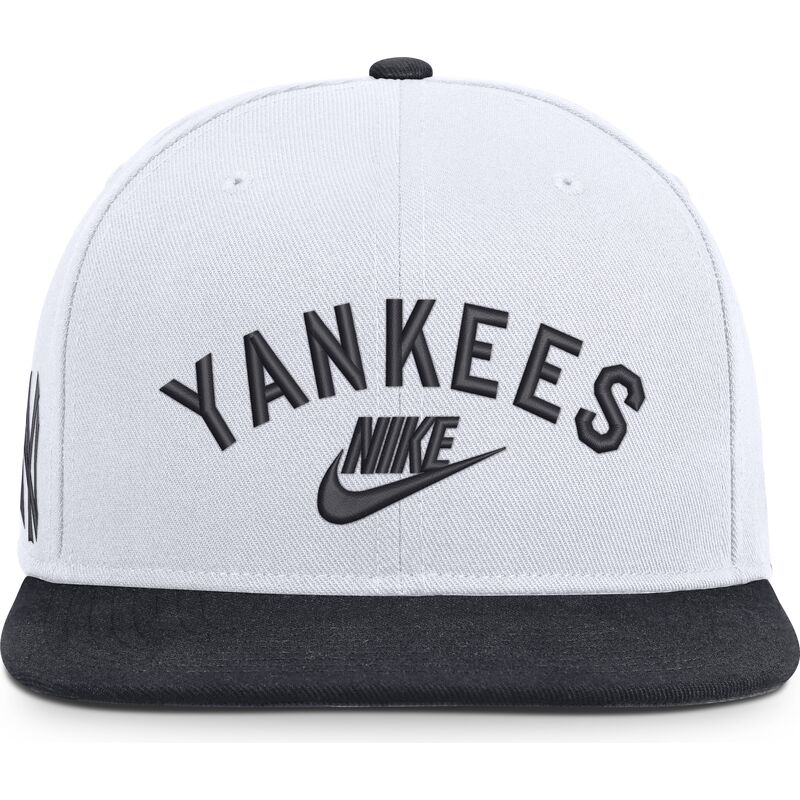 hvid-og-marinebla-flad-snapback-kasket-cooperstown-dri-fit-pro-structured-square-bill-fra-new-york-yankees-mlb-fra-nike