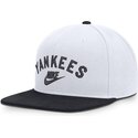 hvid-og-marinebla-flad-snapback-kasket-cooperstown-dri-fit-pro-structured-square-bill-fra-new-york-yankees-mlb-fra-nike