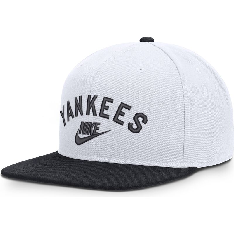 hvid-og-marinebla-flad-snapback-kasket-cooperstown-dri-fit-pro-structured-square-bill-fra-new-york-yankees-mlb-fra-nike