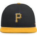 sort-og-gul-flad-snapback-kasket-dri-fit-pro-structured-square-bill-fra-pittsburgh-pirates-mlb-fra-nike